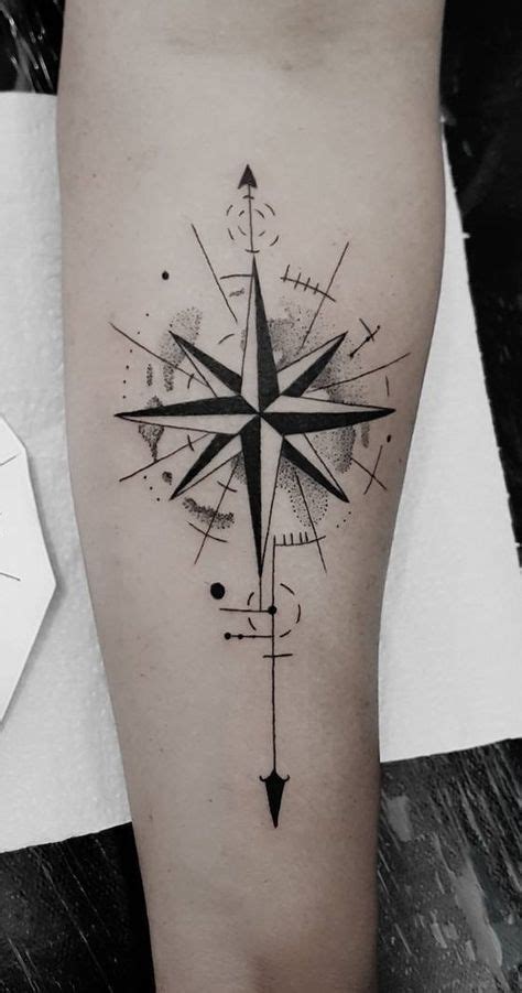 rose des vents tatouage main